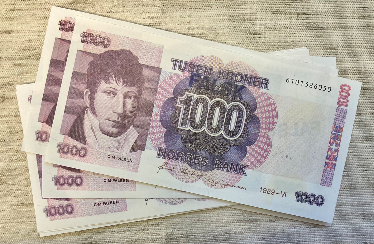1 stk trykkplate m/1000 kronesedler
1 stk kopi av vannmeke m/motiv av Falsen
10 stk falske 1000 kroner sedler
10 stk prøvetrykk til 1000 kroner sedler