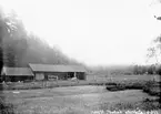 Nora sn, Heby.
Ladugård, stall och lada på Österbo fäbod. 1924.