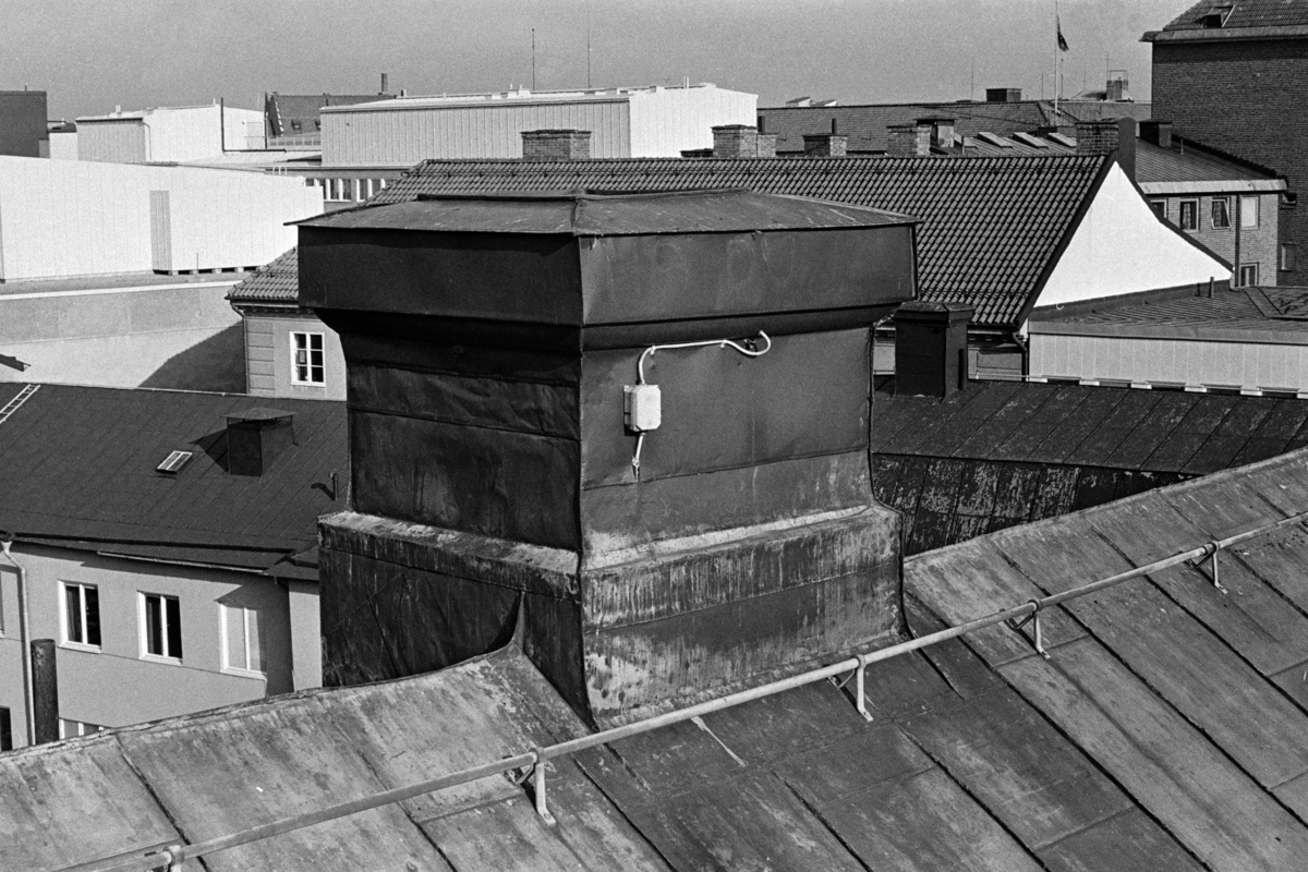 Exteriöra och interiöra bilder av Sundinska huset på Stora Gatan 42 i Västerås. Bilderna är tagna i samband med stadsbyggnadskontorets byggnadsminnesinventering under 1970-talets första hälft.