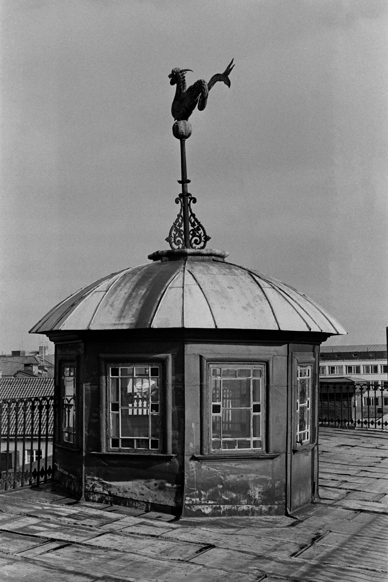 Exteriöra och interiöra bilder av Sundinska huset på Stora Gatan 42 i Västerås. Bilderna är tagna i samband med stadsbyggnadskontorets byggnadsminnesinventering under 1970-talets första hälft.