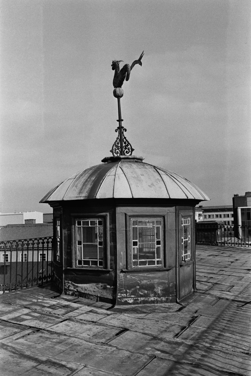 Exteriöra och interiöra bilder av Sundinska huset på Stora Gatan 42 i Västerås. Bilderna är tagna i samband med stadsbyggnadskontorets byggnadsminnesinventering under 1970-talets första hälft.