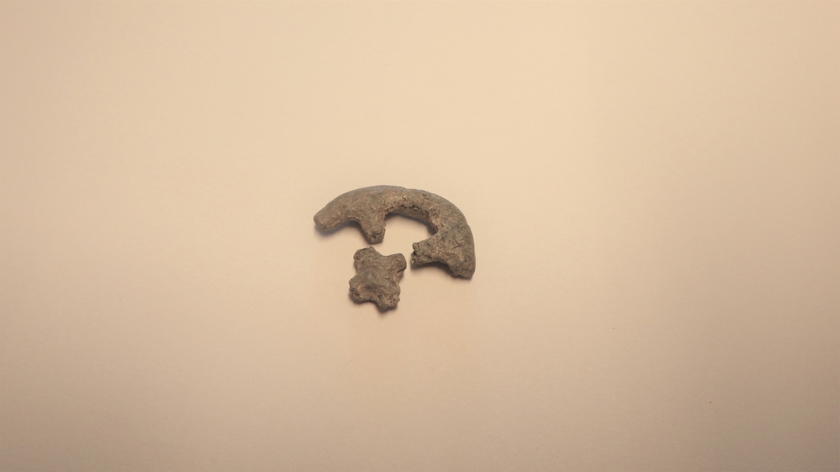 MALV: ST. M. 21  T. 0, 4 MM, TILSKÅRET? PRYDFRAGMENT. 