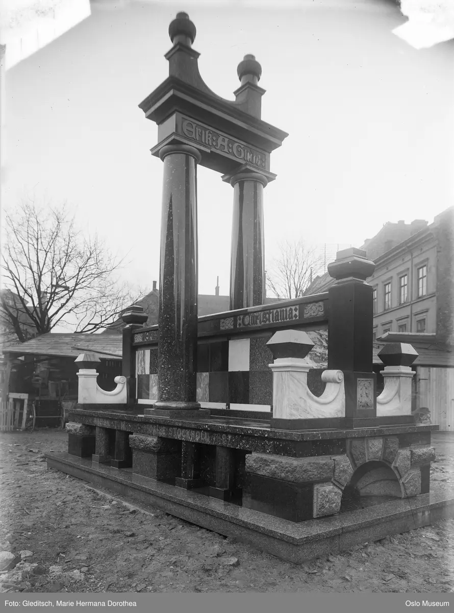 Erik A. Gude ingeniør, stenexport og stenhuggeri, reklamemonument, bygård