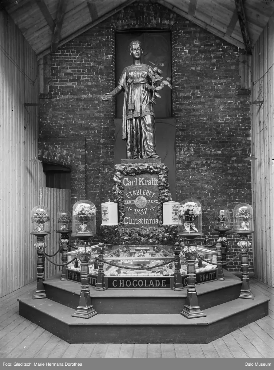 Carl Krafft sjokoladefabrikk, reklamemonter, skulptur