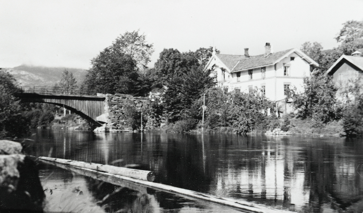 Åheim med den gamle brua