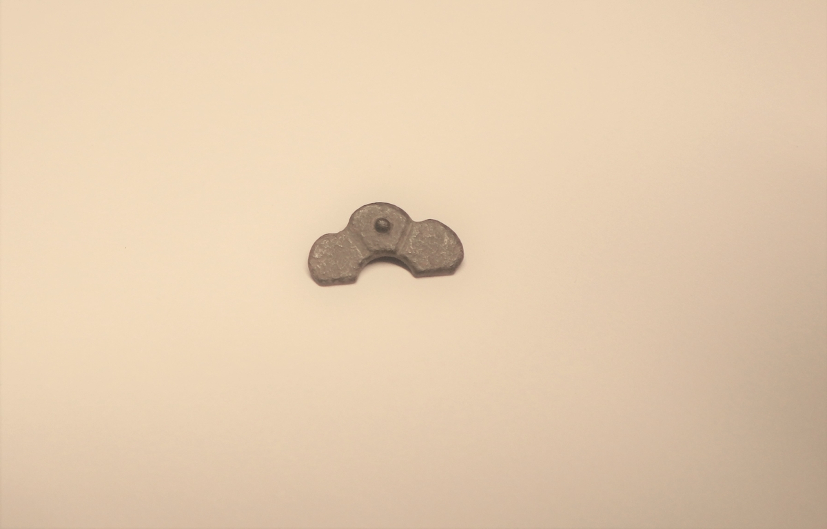 MALV: DIAM. 12, 9 MM, 3-BLADET. FRAGMENT. 1 STIFT SITTER IGJEN. STØPT. 