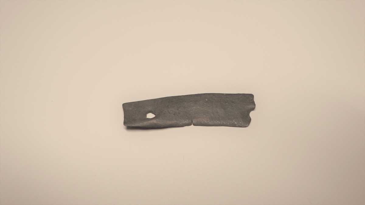 MALV: L. 40, 1  B. 12 MM, BÅNDFORMET, BUET. ET HULL OG FRAGMENT AV HULL. 