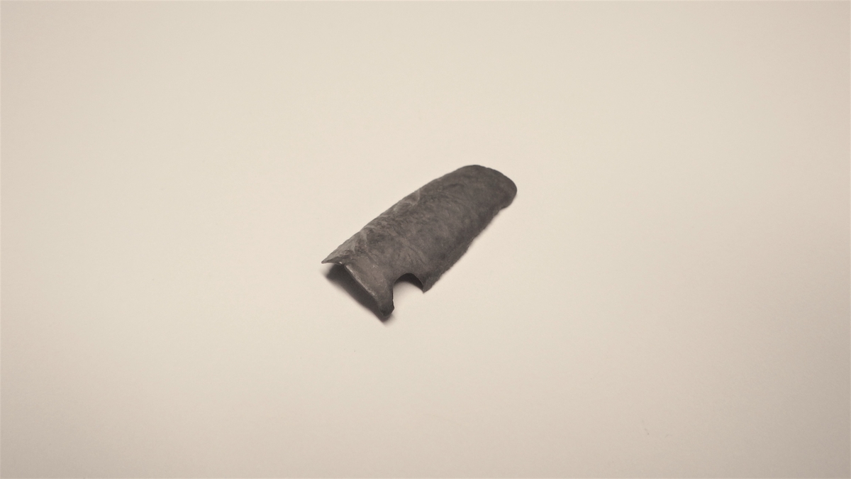 MALV: L. 26  B. 12 MM, FRAGMENT. BUET MED ANTYDNING AV STREKDEKOR. REST AVET HULL. 