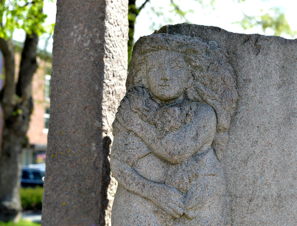 Lars Widenfalks skulptur er en fontene, som er nært knyttet til byens historie med skipsbygging og handel. Verket tar utgangspunkt i et mye brukt motiv for Widenfalk, nemlig huset. Inne i huset, med fontenen som baugbølgen, står en klassisk kvinnelig gallonfigur. Både huset og kvinnen er symboler på det som er nært og kanskje det som vekker størst savn hos en sjømann. I gamle dager, da det ikke var kvinner om bord i båtene fordi sjøfolk mente det førte til ulykker (!) – hadde man ofte slike kvinnelige figurer på baugen; det skulle gi hell og også bie uværet som skipene måtte seile gjennom.

Widenfalks fontene blir som et rom i rommet, på Rådhusplassen, men et som både er inviterende men også ekskluderende. Publikum kan reflektere over det som er der inne, men holdes utenfor, litt som sjøfolkene når de var på langfart.

Lars Widenfalk (1954), svensk billedhugger. Arbeider i ulike materialer, fra metaller som bronse til flyktige materialer som is og snø. Ulik stein har dog vært det viktigste materialet. Kjent for sin bruk av romlige elementer, og verken har ofte en inkluderende estetikk, der publikum inviteres til å interagere med verket. Widenfalk regnes som en av de som har revitalisert det figurative uttrykket i nordisk skulptur, og forener ofte et historisk perspektiv med en samtid innfallsvinkel. Har hatt en rekke utstillinger og utsmykkingsoppdrag, og er representert i samlingen til flere institusjoner. Skien kommune har også et verk av Widenfalk i sin samling. 