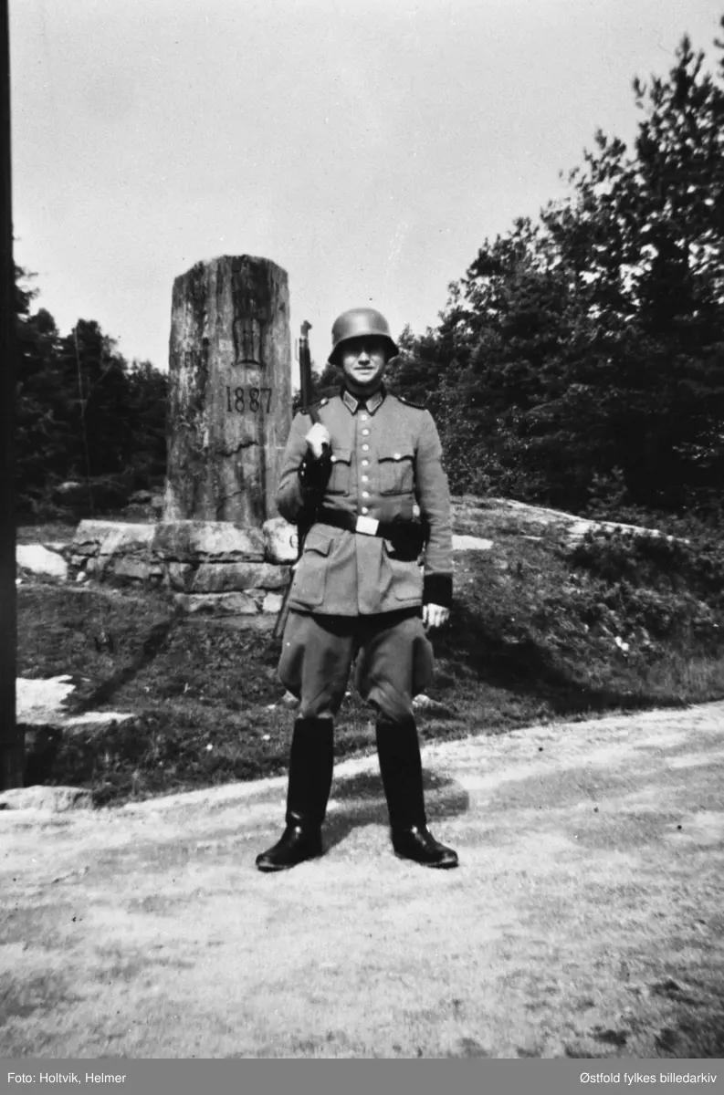 Tysk soldat ved grensestøtta fra 1887 på Hånsfjellet i Marker 18. august 1940.