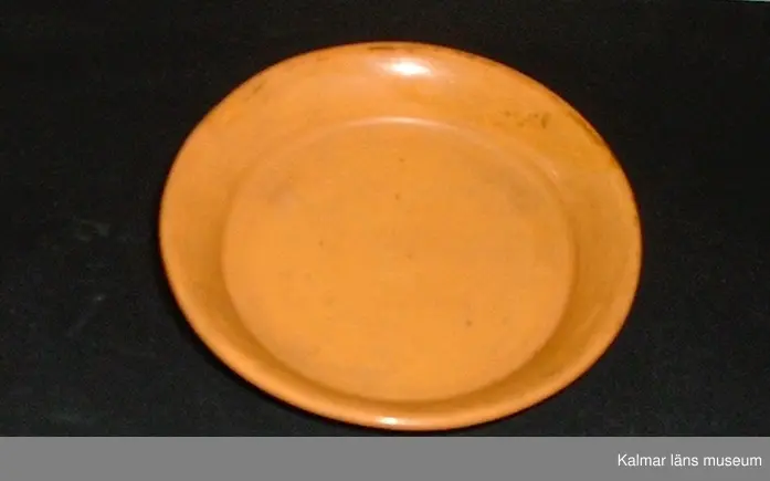 KLM 35166. Blomfat. Fat med brätte. Gul skärv och blyglasyr.