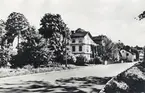Gamla Östervägen (Ingelstadsvägen), Öster, ca 1950. I förgrunden till vänster syns den s.k. Östregårds villa.