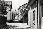 Lilla Sandgärdsgatan på Båtsmansbacken, Växjö. 1950-tal.