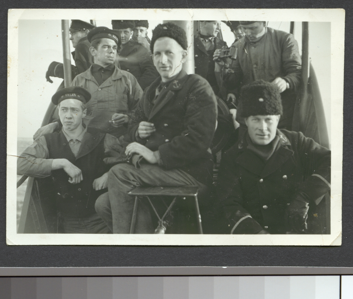 Bilden visar besättningsmän från ubåten Valen som har samlats för ett gruppfoto.