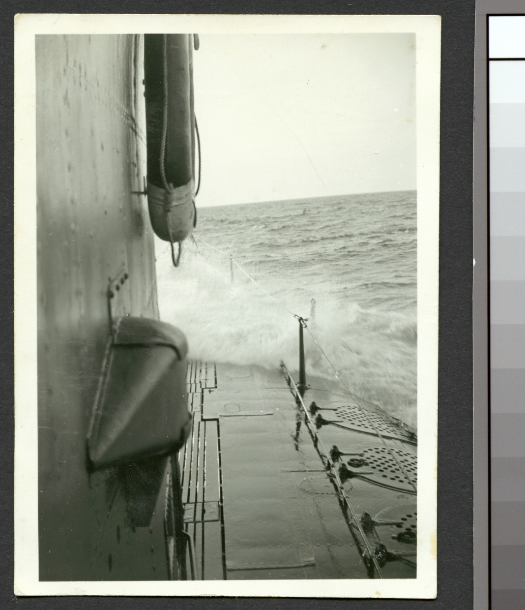 Bilden visar ubåten Valen till sjöss.