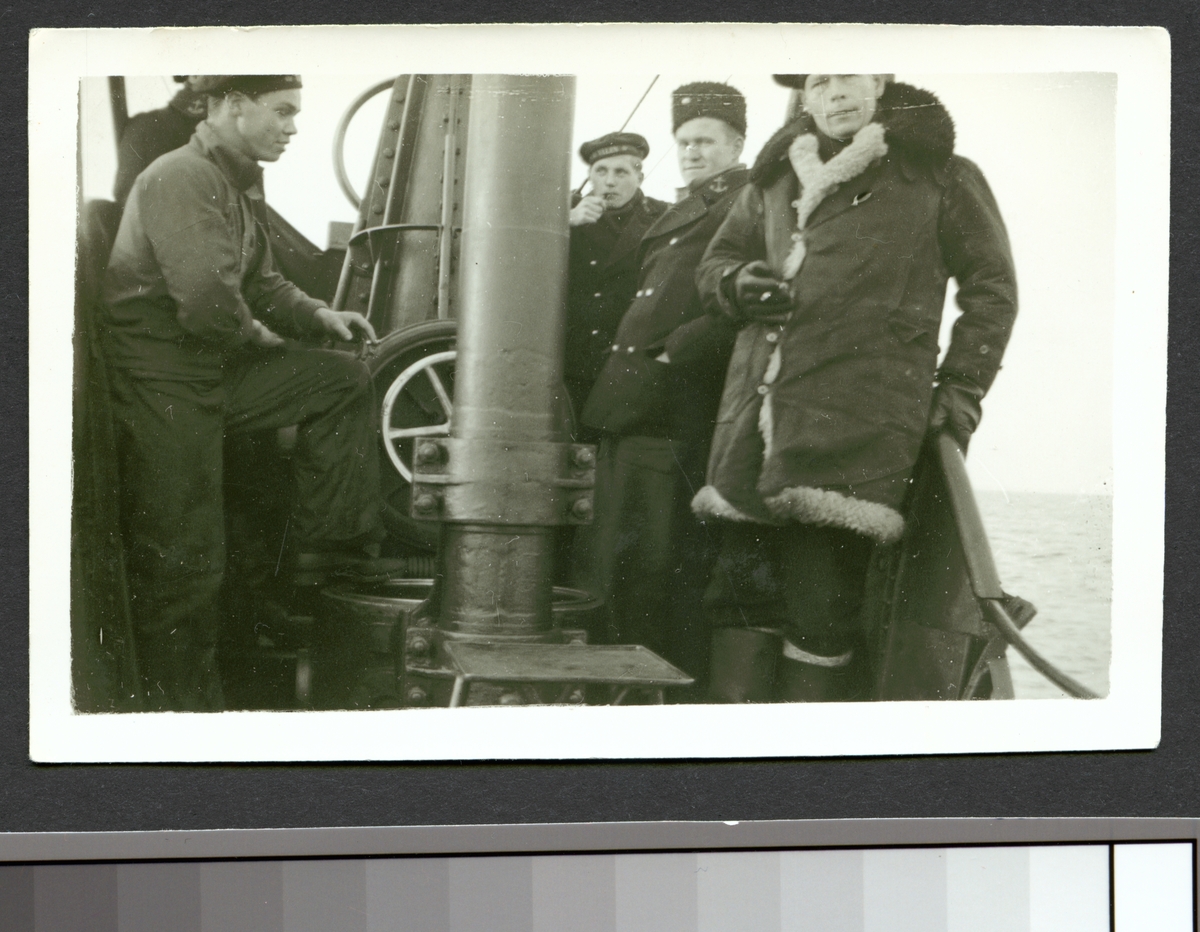 Bilden förställer en grupp ubåtsmän på däck av ubåten valen tills sjöss.