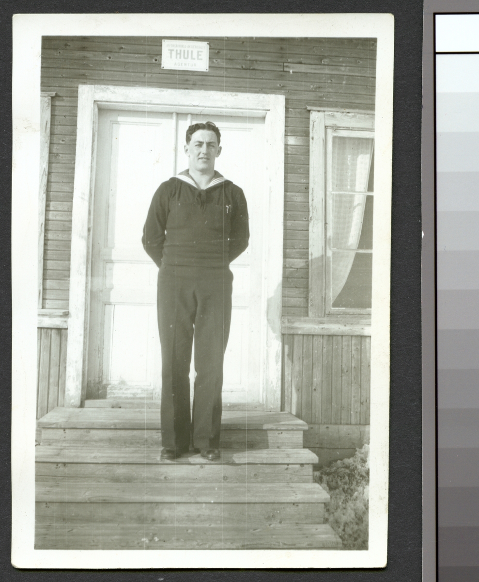 Bilden föreställer en porträtt en sjöman med namnen Stark som står på en trappa framför en dörr.