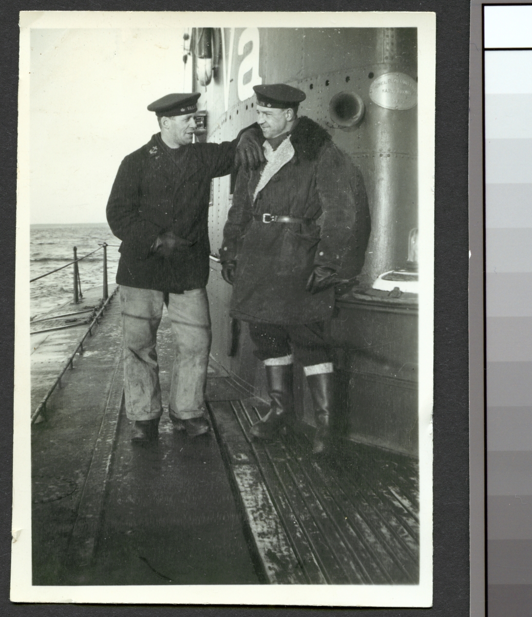 Bilden visar två sjömän i samtal med varandra på däck av ubåten Valen till sjöss.