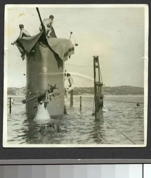 Manskapet tar sig ett bad