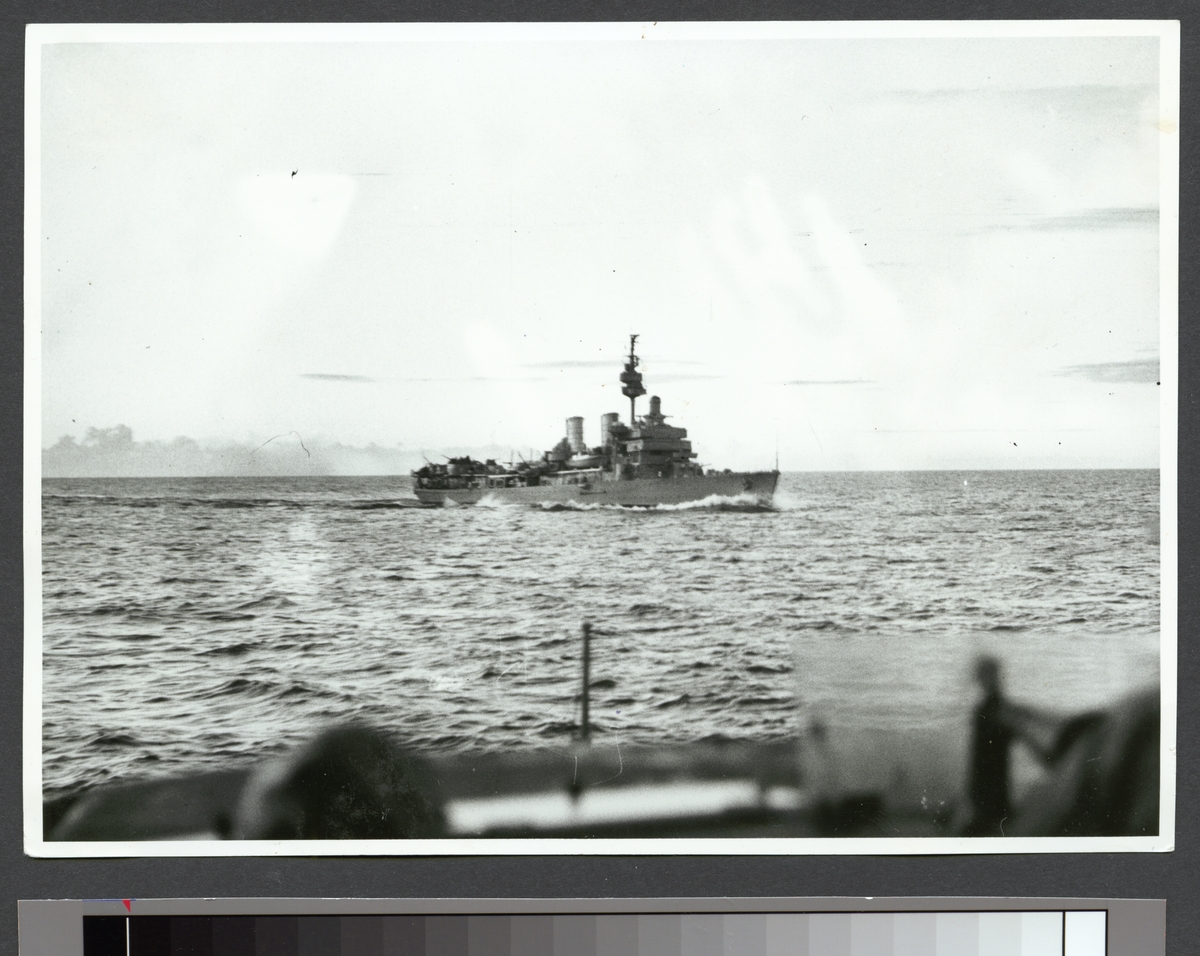 Bilden visar fllygplanskryssaren Gotland till havs.