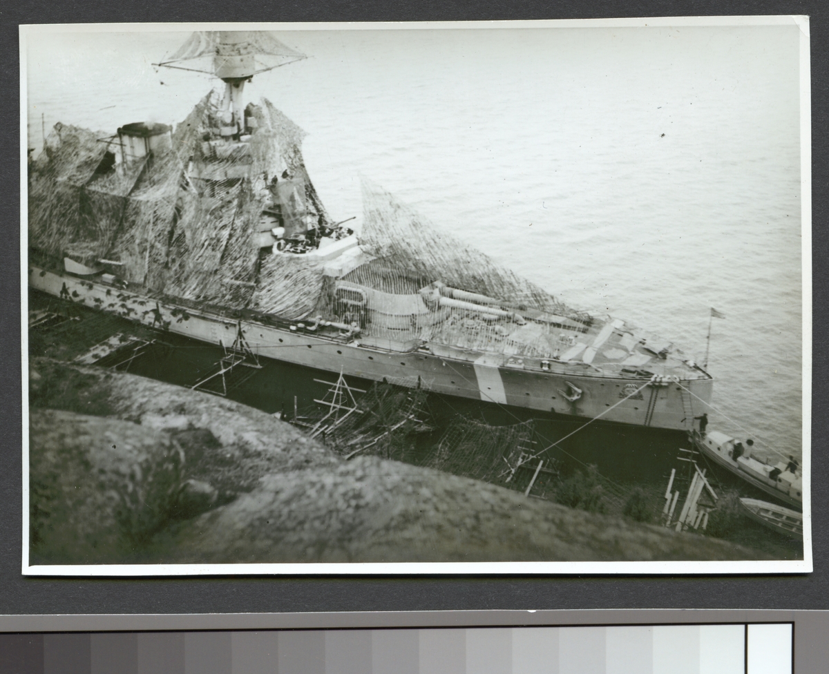 Gåva av Ingrid Jewrell änka efter  Bo Jewrell marinofficer.
Pansarskeppet Gustav V med kamouflagenät