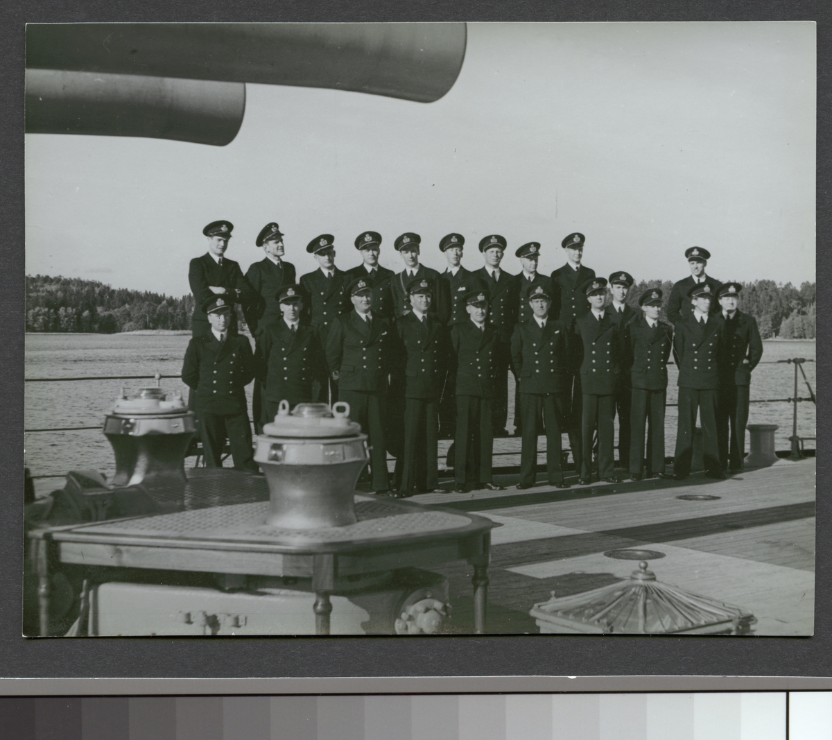 Gåva av Ingrid Jewrell änka efter  Bo Jewrell marinofficer.
Besättningen ombord pansarskepp.