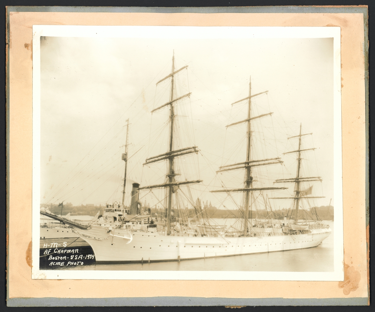 Bilden visar HMS af Chapman som ligger förtöjd på örlogsvarvet i Boston, USA i augusti 1934.