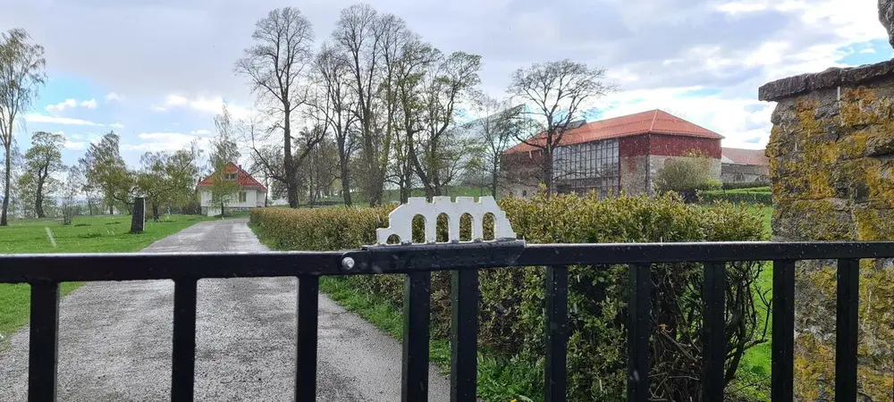Smijernsporten med domkirkeruinen i silhuett er stengt. Storhamarstuene, Hamardomen og STorhamarlåven i bakgrunnen.