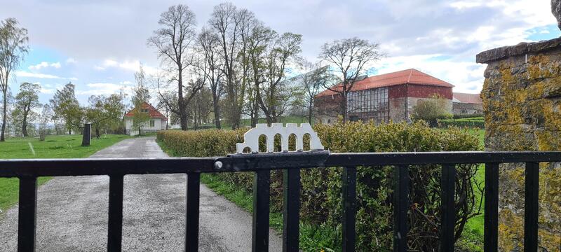 Smijernsporten med domkirkeruinen i silhuett er stengt. Storhamarstuene, Hamardomen og STorhamarlåven i bakgrunnen.