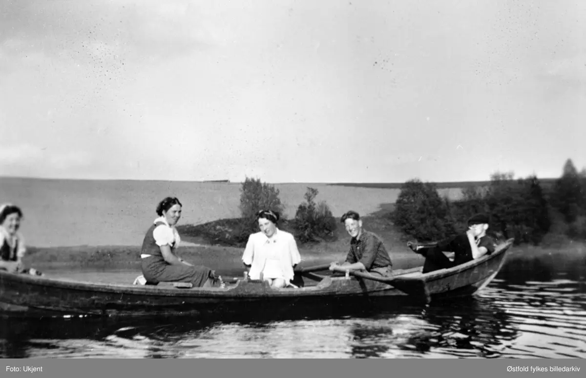 Båttur på Glomma ved Jelsnesevja, Tune  ca. 1944. Fra venstre: Ragnhild, Hedvig, Martha og Iver - alle Hasle (søsken),  og Bjarne Næss (gårdsgutt på Brunsby). Vartinger i båten.