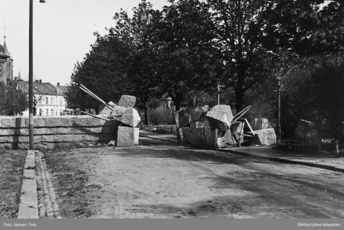 Tyske tanksperringer i Ove Ramms gate på Cicignon, Fredrikstad 1945, Langs Tollbodplassen.