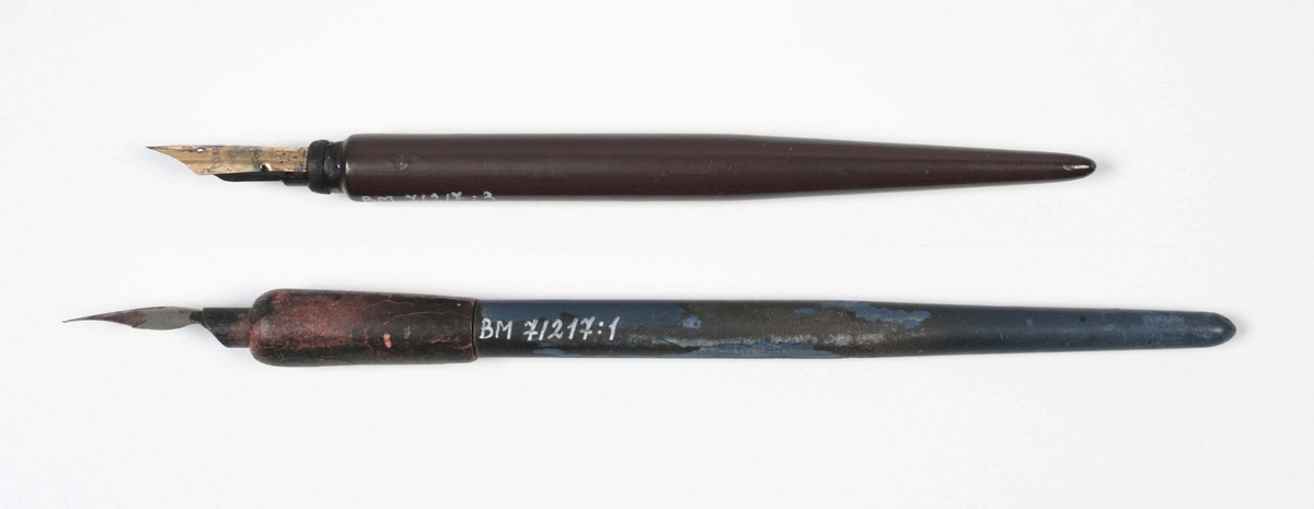 1. Blått skaft med röd gummibeläggning vid greppet. Hål med metallfodring. Stålpenna märkt "D.Leonardt & Co's eureka hemisperical point Birmingham". Stålpenna L 40 mm, skaft L 67 mm.

2. Rött skaft med vit text "7010 A.W. Faber". Hål med metallfodring. Stålpenna märkt "Rosendahl F stainless imp". Stålpenna L 30 mm, skaft L 182 mm.

3. Brunt skaft. Guldfärgad penna märkt "Fount-o-ink irid-a-tip medium". L 156 mm.

Funktion: Kontorsutrustning