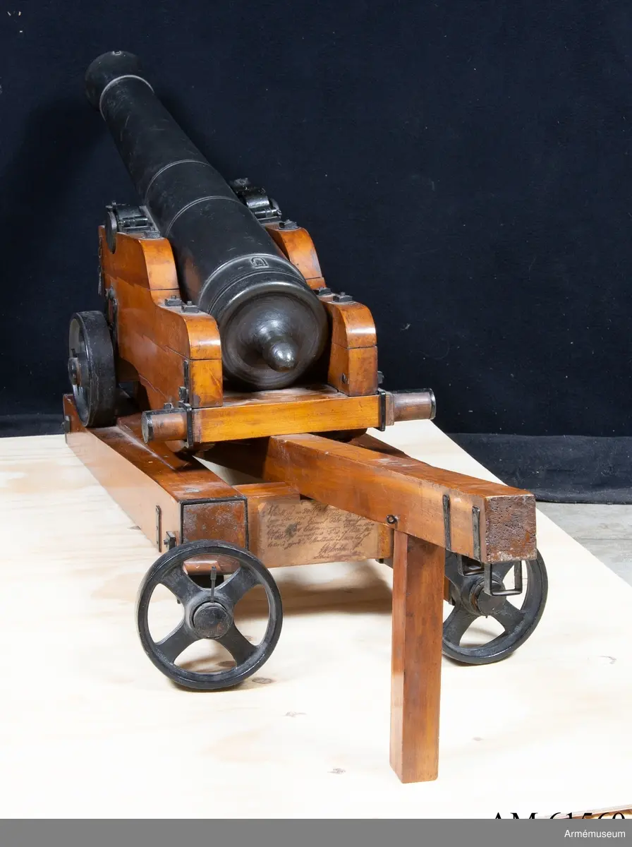 Grupp F I. 
Skala 1/4.
Kapten F A Spaks katalog 1888.  
Till modellen hör även släpa, 24-pundig kanon (modellen av trä).
Modelletikett med text: "Modell på en 24-pundig kanon med Lavett. Canon efter 1785 års ritning. Lavetten efter General Fält Tygmästaren, Chefen för K. Maj:ts artillerie m m välborne Herr C. Helvigs invention. 1/4 utaf rätta Storleken gjord i Stockholm år 1808 af G. W. Stehlenert, artillerie Byggmästare."