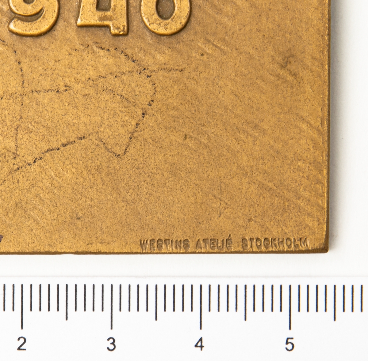 Minnesplakett Svenska Frivilligkåren i Finland. På åtsidan ett präglat motiv av ett lejon och texten "För Nordens Frihet och Sveriges Ära". På frånsidan texten "Svenska Frivilligkåren Krigstjänst i Finland 1940".