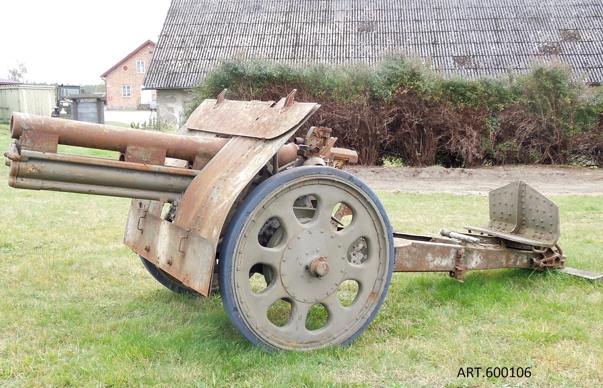 Bofors förnyade konstruktionen på fältartilleri på 10.,5 cm kaliber och med start på en variant 1922 kom nästa 10,5 cm haubits fm/1926. Nu ingick också ett steg i utvecklingen mot en V-lavett som tillkom omkring 1930 och då först för 4+4 10,5 cm kanon m/27-34 till Marinen. Tyvärr hade armén inte råd till förnyelse.
Under krigshot, och med flera uppdateringar, mest tydligt en V-lavett, infördes denna mycket kvalificerade haubits som m/40 vilken blev artilleriets nya standardpjäs. Flera moderniseringar tillkom och m/40C tillverkades först under mitten av 1950-talet! Se mer om dessa pjäser på annan plats.
Finland hade köpt licens 1937 från Bofors som tillverkades i Finland i stort antal.
Inga medel fanns före 1940 för inköp utan den gamla m/1910 var fortfarande i tjänst vid andra världskrigets utbrott. 
Data m/1926.
Vikt ca 1500 kg. Räckvidd 10 km. Projektil 14 kg.
 Sidriktfält 6 grader och höjdriktfält upp till 45 grader. 
Var en ny typ vars tyngd var större än de som tidigare fanns i fältartilleriet. Man ansåg att den ändå skulle kunna dras av 6 hästar.
Kanonen är idag en prydnadspjäs från Bofors Test Center, obrukbar och betraktad som skrot.