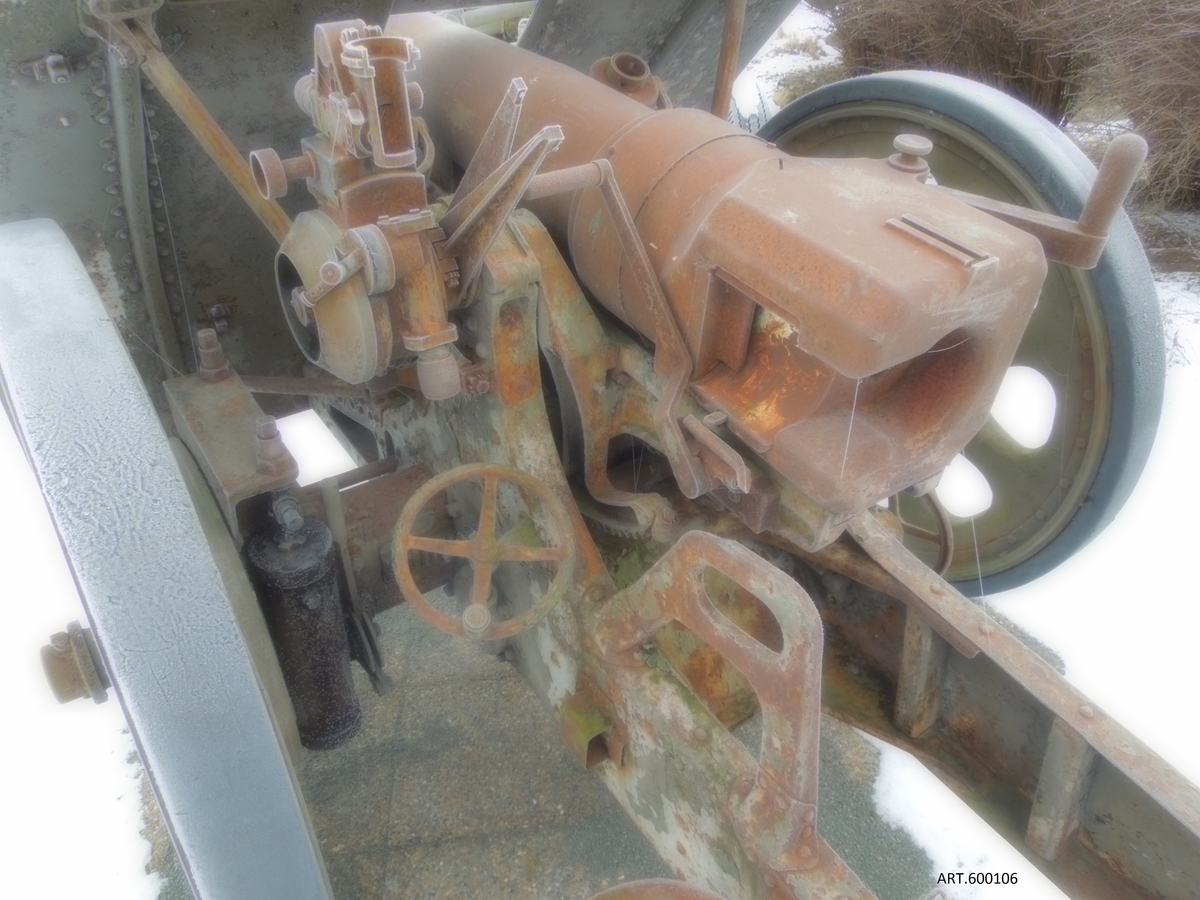 Bofors förnyade konstruktionen på fältartilleri på 10.,5 cm kaliber och med start på en variant 1922 kom nästa 10,5 cm haubits fm/1926. Nu ingick också ett steg i utvecklingen mot en V-lavett som tillkom omkring 1930 och då först för 4+4 10,5 cm kanon m/27-34 till Marinen. Tyvärr hade armén inte råd till förnyelse.
Under krigshot, och med flera uppdateringar, mest tydligt en V-lavett, infördes denna mycket kvalificerade haubits som m/40 vilken blev artilleriets nya standardpjäs. Flera moderniseringar tillkom och m/40C tillverkades först under mitten av 1950-talet! Se mer om dessa pjäser på annan plats.
Finland hade köpt licens 1937 från Bofors som tillverkades i Finland i stort antal.
Inga medel fanns före 1940 för inköp utan den gamla m/1910 var fortfarande i tjänst vid andra världskrigets utbrott. 
Data m/1926.
Vikt ca 1500 kg. Räckvidd 10 km. Projektil 14 kg.
 Sidriktfält 6 grader och höjdriktfält upp till 45 grader. 
Var en ny typ vars tyngd var större än de som tidigare fanns i fältartilleriet. Man ansåg att den ändå skulle kunna dras av 6 hästar.
Kanonen är idag en prydnadspjäs från Bofors Test Center, obrukbar och betraktad som skrot.