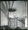 Sättersta sn, Nyköpings kn, Sättersta kyrka.
Interiör av Sättersta kyrka, predikstolen, 1946-1947.