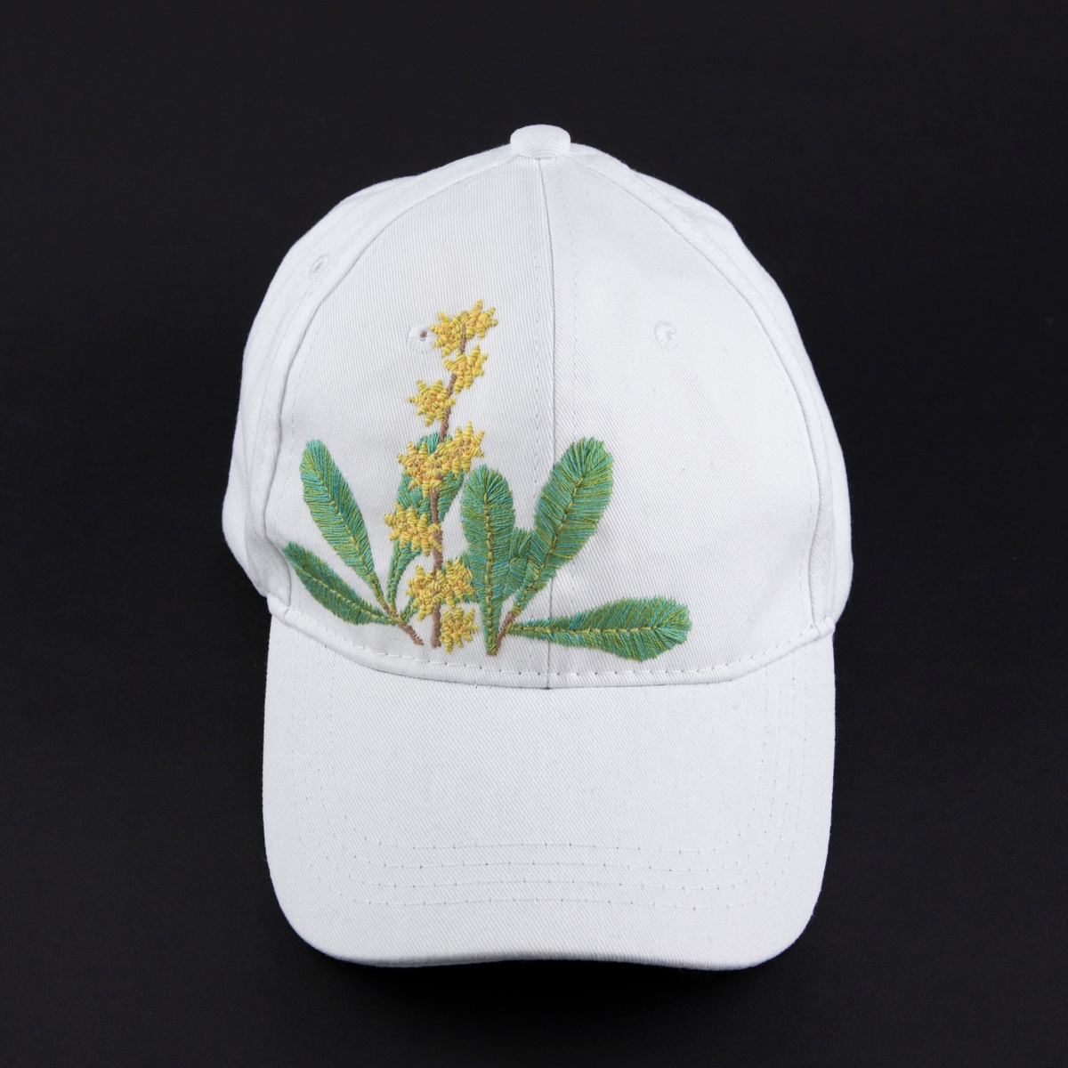 Hvit cap med brodert Myrica Gale (Pors) i front. Motivet er brodert i fargene grønn, brun og gul. Plantemotivet er knyttet til forestillingen om at planten var abortfremkallende, mens den i realiten var gifitg og dødelig for gravide og innefektiv som abortmiddel. Kunstner skriver om verket: "Prosjektet handler om å bevare kunnskapen om de gamle hjelpemidlene, en kunnskap som ikke kan gå tapt når retten til sikker abort blir truet"