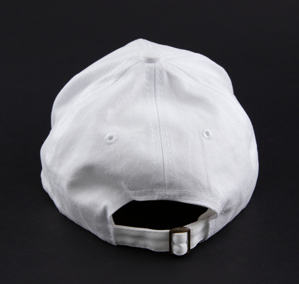 Hvit cap med brodert Myrica Gale (Pors) i front. Motivet er brodert i fargene grønn, brun og gul. Plantemotivet er knyttet til forestillingen om at planten var abortfremkallende, mens den i realiten var gifitg og dødelig for gravide og innefektiv som abortmiddel. Kunstner skriver om verket: "Prosjektet handler om å bevare kunnskapen om de gamle hjelpemidlene, en kunnskap som ikke kan gå tapt når retten til sikker abort blir truet"