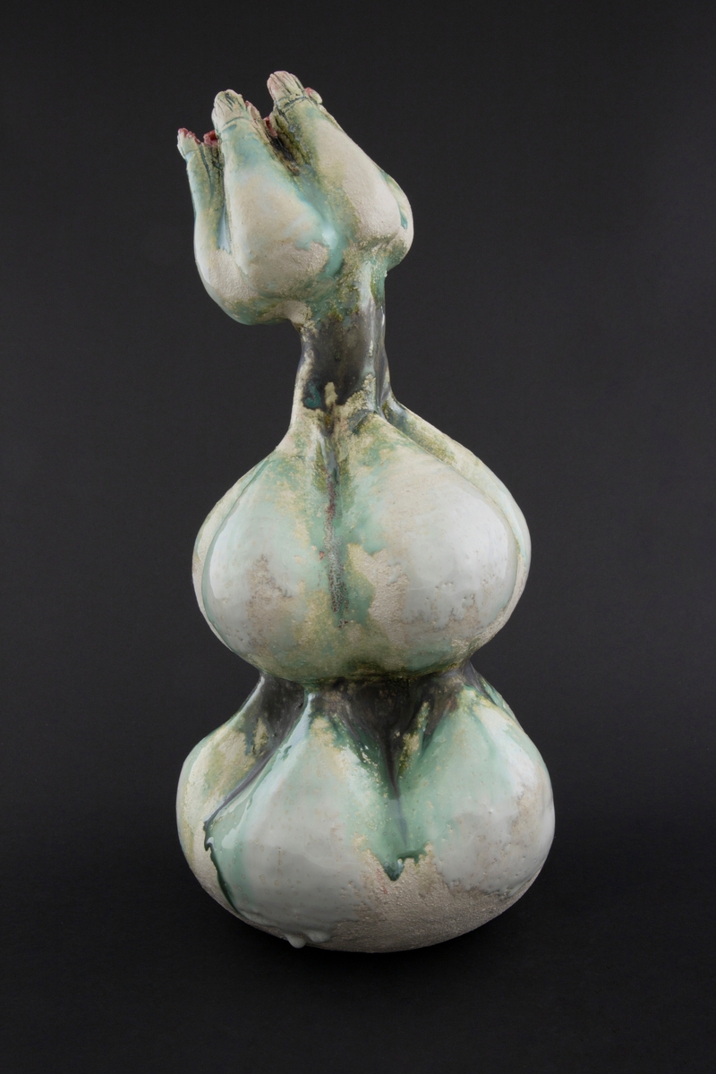 Håndmodellert skulptur i glasert steingods med oppreist holdning. Den har en organisk og asymmetrisk kalebassform som ender i en tulipanform med halvåpne kronblader. Keramikkskulpturen inngår i en installasjon bestående av 26 deler i ulike størrelser og med individuell utforming. De asymmetriske variasjonene gir et inntrykk av bevegelse, og den lett sykelige fargepaletten gir et uhyggelig og grotesk preg. Samtlige deler minner om kjøttetende planter.