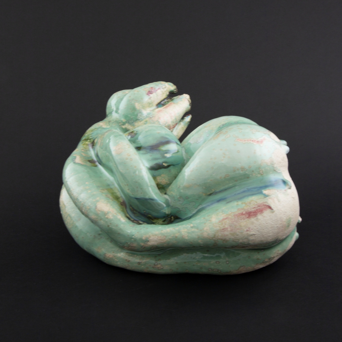 Håndmodellert skulptur i glasert steingods i liggende positur. Den har en organisk og asymmetrisk kalebassform som ender i en tulipanform med halvåpne kronblader. Keramikkskulpturen inngår i en installasjon bestående av 26 deler i ulike størrelser og med individuell utforming. De asymmetriske variasjonene gir et inntrykk av bevegelse, og den lett sykelige fargepaletten gir et uhyggelig og grotesk preg. Samtlige deler minner om kjøttetende planter.