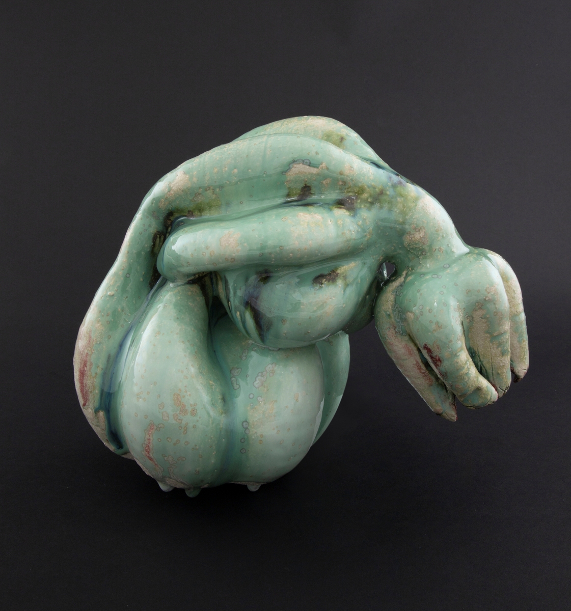 Håndmodellert skulptur i glasert steingods i liggende positur. Den har en organisk og asymmetrisk kalebassform som ender i en tulipanform med halvåpne kronblader. Keramikkskulpturen inngår i en installasjon bestående av 26 deler i ulike størrelser og med individuell utforming. De asymmetriske variasjonene gir et inntrykk av bevegelse, og den lett sykelige fargepaletten gir et uhyggelig og grotesk preg. Samtlige deler minner om kjøttetende planter.