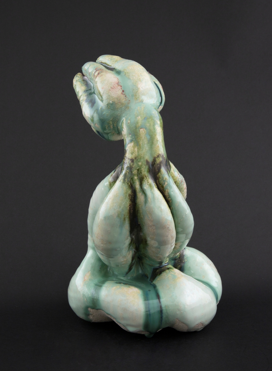 Håndmodellert skulptur i glasert steingods med S-formet kropp. Den har en organisk og asymmetrisk kalebassform som ender i en tulipanform med halvåpne kronblader. Keramikkskulpturen inngår i en installasjon bestående av 26 deler i ulike størrelser og med individuell utforming. De asymmetriske variasjonene gir et inntrykk av bevegelse, og den lett sykelige fargepaletten gir et uhyggelig og grotesk preg. Samtlige deler minner om kjøttetende planter.