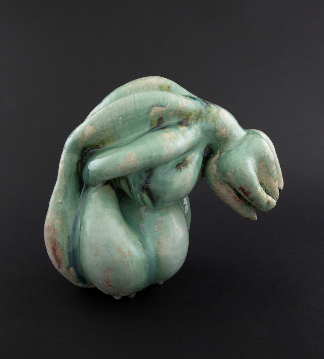 Håndmodellert skulptur i glasert steingods i liggende positur. Den har en organisk og asymmetrisk kalebassform som ender i en tulipanform med halvåpne kronblader. Keramikkskulpturen inngår i en installasjon bestående av 26 deler i ulike størrelser og med individuell utforming. De asymmetriske variasjonene gir et inntrykk av bevegelse, og den lett sykelige fargepaletten gir et uhyggelig og grotesk preg. Samtlige deler minner om kjøttetende planter.