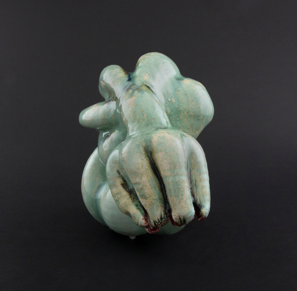 Håndmodellert skulptur i glasert steingods i liggende positur. Den har en organisk og asymmetrisk kalebassform som ender i en tulipanform med halvåpne kronblader. Keramikkskulpturen inngår i en installasjon bestående av 26 deler i ulike størrelser og med individuell utforming. De asymmetriske variasjonene gir et inntrykk av bevegelse, og den lett sykelige fargepaletten gir et uhyggelig og grotesk preg. Samtlige deler minner om kjøttetende planter.