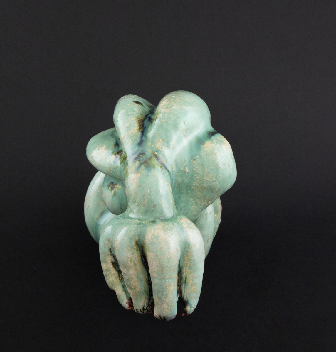 Håndmodellert skulptur i glasert steingods i liggende positur. Den har en organisk og asymmetrisk kalebassform som ender i en tulipanform med halvåpne kronblader. Keramikkskulpturen inngår i en installasjon bestående av 26 deler i ulike størrelser og med individuell utforming. De asymmetriske variasjonene gir et inntrykk av bevegelse, og den lett sykelige fargepaletten gir et uhyggelig og grotesk preg. Samtlige deler minner om kjøttetende planter.