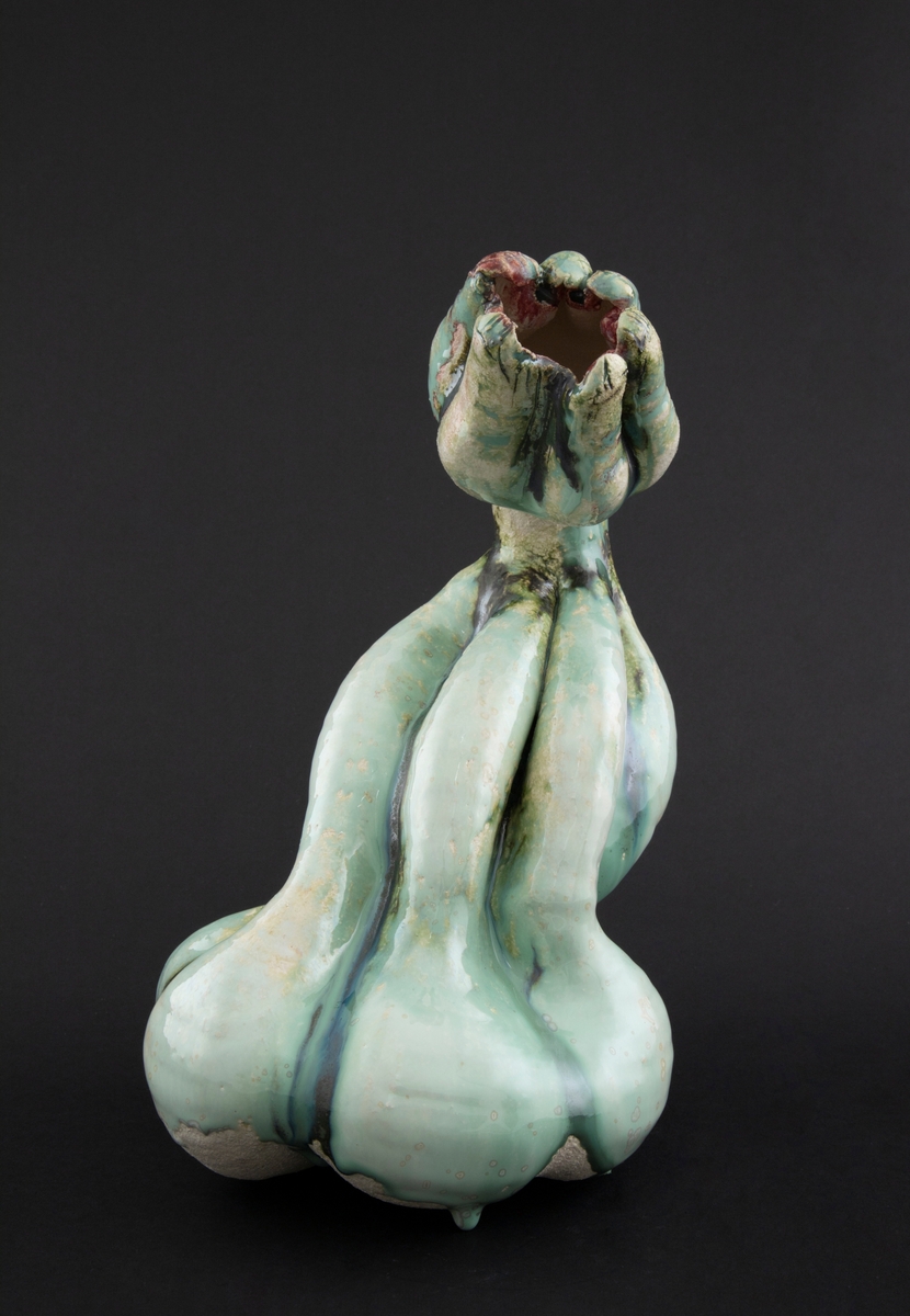 Håndmodellert skulptur i glasert steingods med S-formet kropp. Den har en organisk og asymmetrisk kalebassform som ender i en tulipanform med halvåpne kronblader. Keramikkskulpturen inngår i en installasjon bestående av 26 deler i ulike størrelser og med individuell utforming. De asymmetriske variasjonene gir et inntrykk av bevegelse, og den lett sykelige fargepaletten gir et uhyggelig og grotesk preg. Samtlige deler minner om kjøttetende planter.