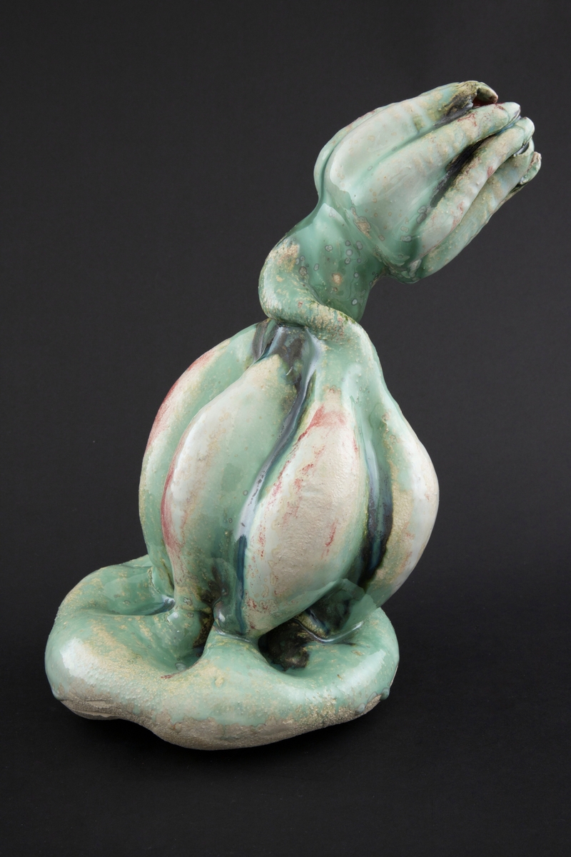 Håndmodellert skulptur i glasert steingods med henslengt kropp. Den har en organisk og asymmetrisk kalebassform som ender i en tulipanform med halvåpne kronblader. Keramikkskulpturen inngår i en installasjon bestående av 26 deler i ulike størrelser og med individuell utforming. De asymmetriske variasjonene gir et inntrykk av bevegelse, og den lett sykelige fargepaletten gir et uhyggelig og grotesk preg. Samtlige deler minner om kjøttetende planter.