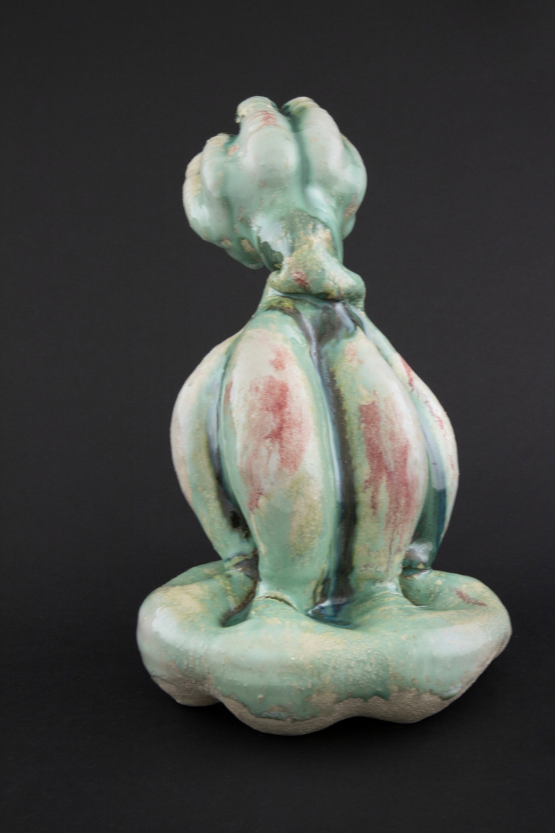 Håndmodellert skulptur i glasert steingods med henslengt kropp. Den har en organisk og asymmetrisk kalebassform som ender i en tulipanform med halvåpne kronblader. Keramikkskulpturen inngår i en installasjon bestående av 26 deler i ulike størrelser og med individuell utforming. De asymmetriske variasjonene gir et inntrykk av bevegelse, og den lett sykelige fargepaletten gir et uhyggelig og grotesk preg. Samtlige deler minner om kjøttetende planter.