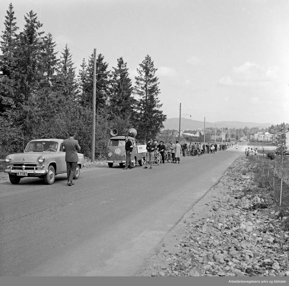 Arbeiderbladet arrangerer moped-tur fra Yongstorget til Frambu (Siggerud i Ski kommune) i samarbeid med Norges Sykkel- og Mopedeieres Forening, 10. juni 1958.